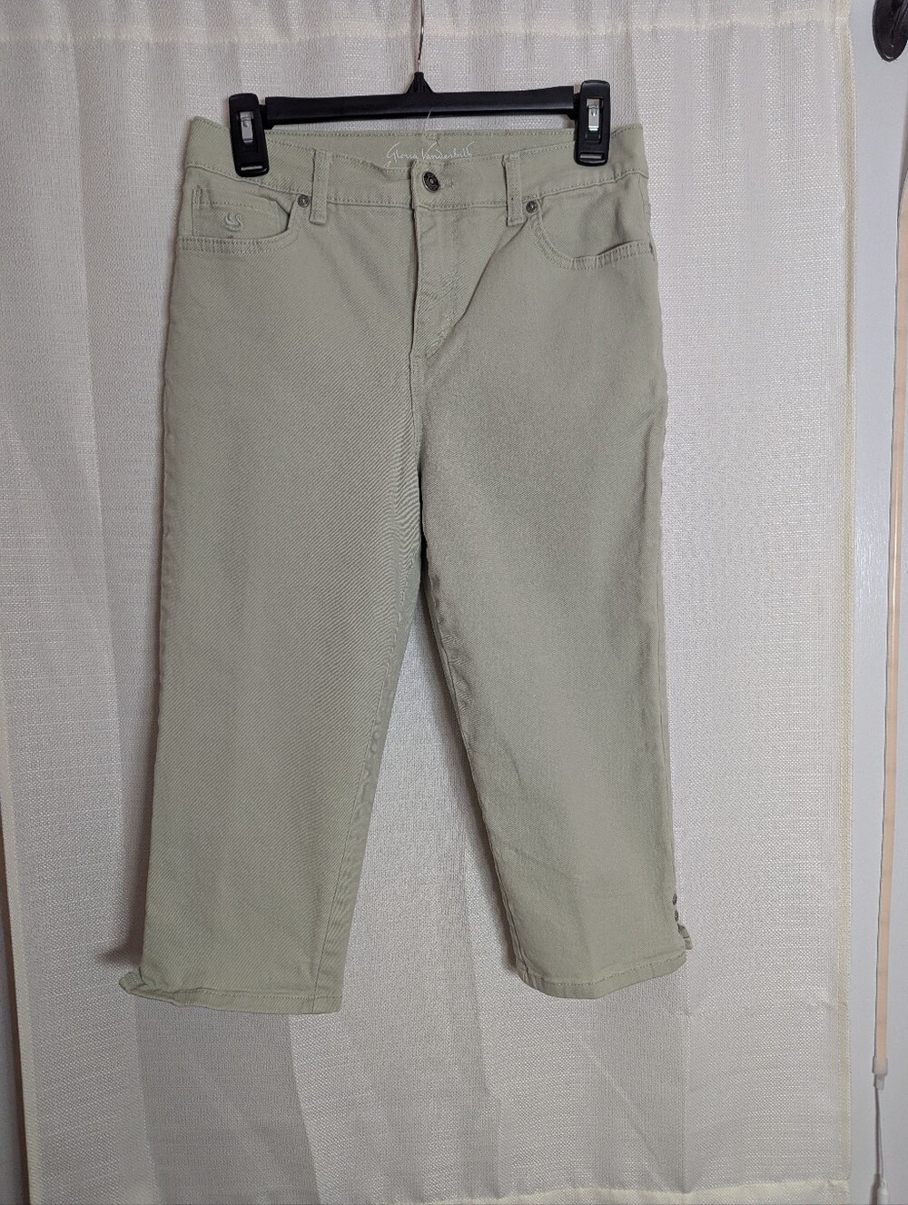 Gloria Vanderbilt Cropped Straight Capris in Light Sage